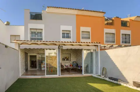 Casa adosada en calle Francisco Guerrero, 9