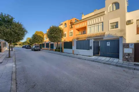 Casa adosada en calle Francisco Guerrero, 9