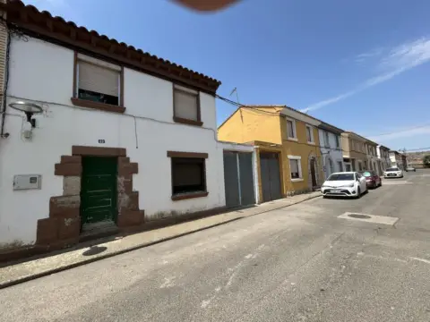 Chalet en calle de la Virgen de Nieva