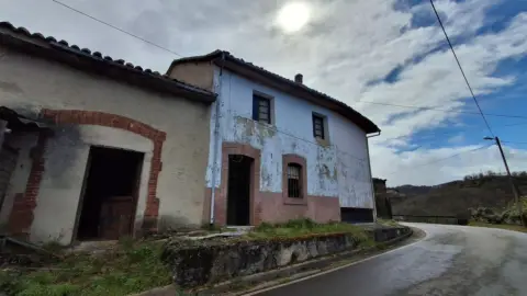 Casa pareada en calle Carbayin