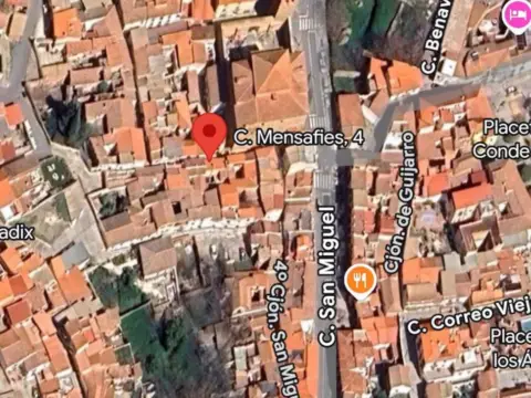 Casa adosada en calle de Mensafies