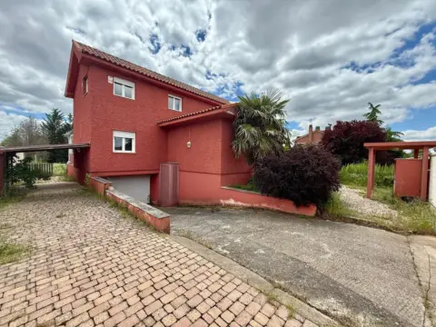 Chalet en calle del Abedul