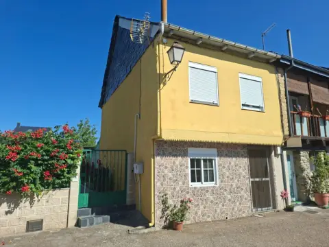 Casa pareada en calle Catorce, 24