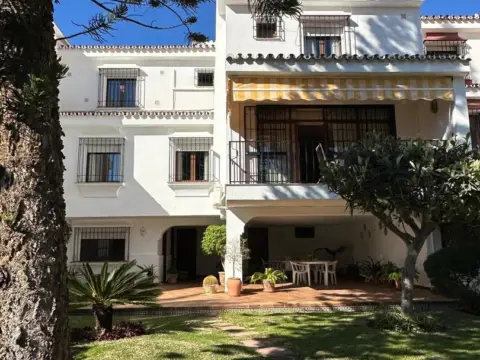 Casa adosada en Pedregalejo - Morlaco