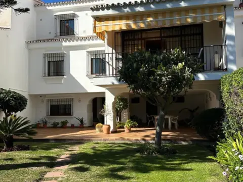 Casa adosada en Pedregalejo - Morlaco