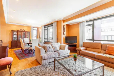 Piso en calle de Uría, 76