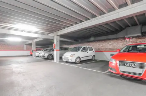 Garaje en calle de la Lila, 23