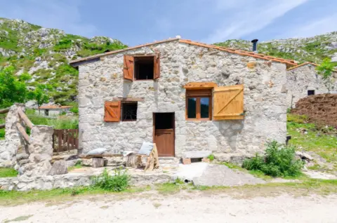 Casa en calle Braña de Trespandiu - Oceño