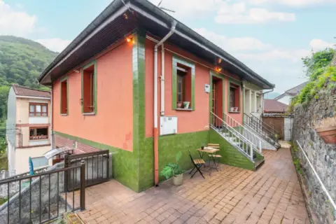 Casa adosada en calle Lago - Turón