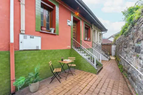 Casa adosada en calle Lago - Turón