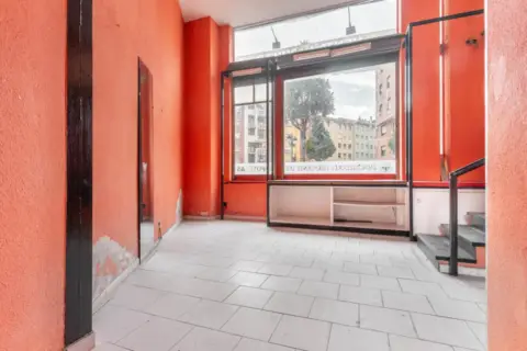 Local comercial en calle de Turina, 6