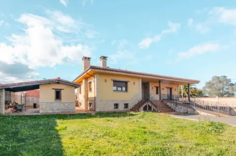 Chalet en Barrio Villanueva, 33456