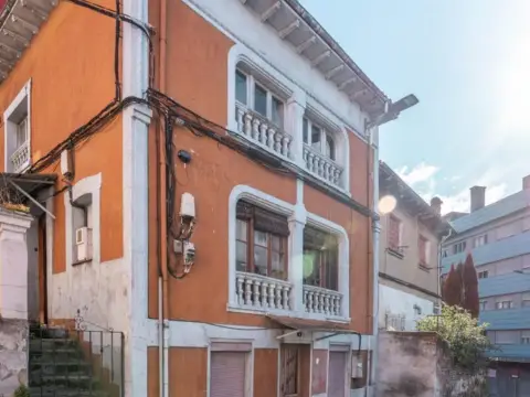 Edificio en calle de Valentín Ochoa, 4