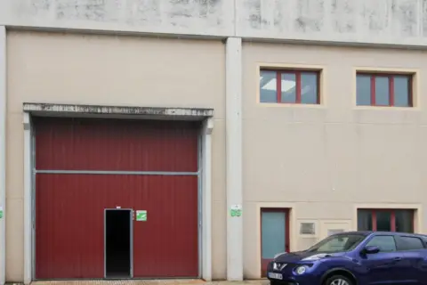 Nave industrial en calle de Alfonso Álvarez Miranda