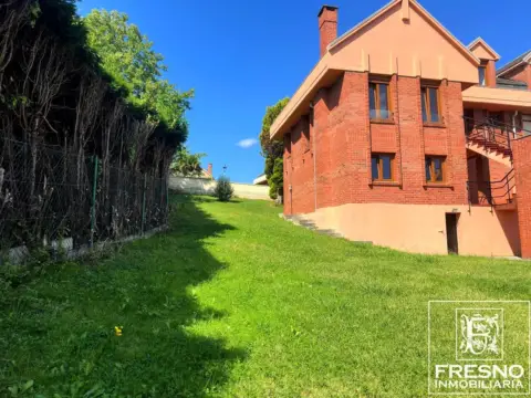 Casa adosada en Urbanización de Muriedas Jardines