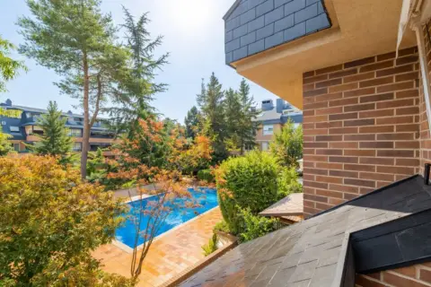 Casa adosada en Travesía de Navaluenga