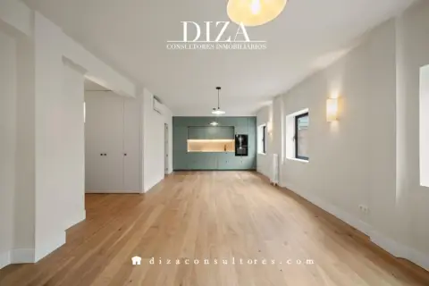 Piso en calle de la Infanta María Teresa