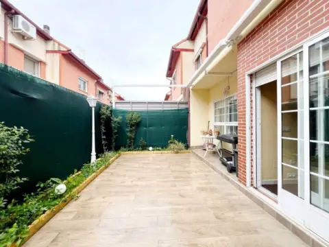 Casa adosada en calle de Adolfo Bioy Casares