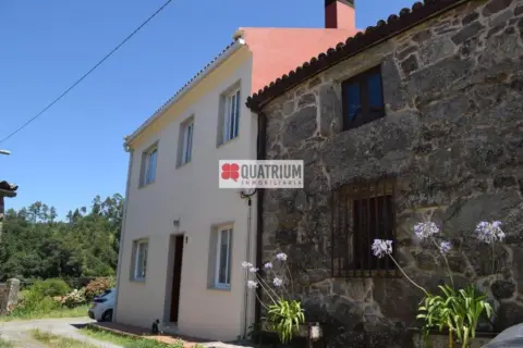 Casa pareada en Lugar de Paredes de Laraño