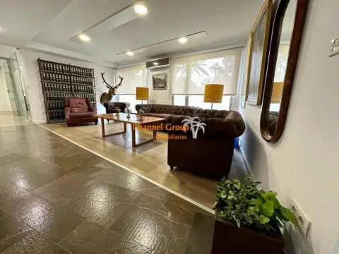 Oficina en Raval - Puertas Coloradas