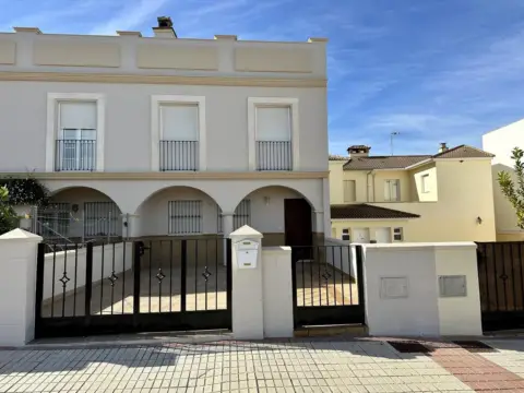 Casa adossada a calle Almería