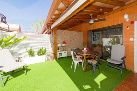 Casa adosada en Carrer Sant Joan de Moro, 6