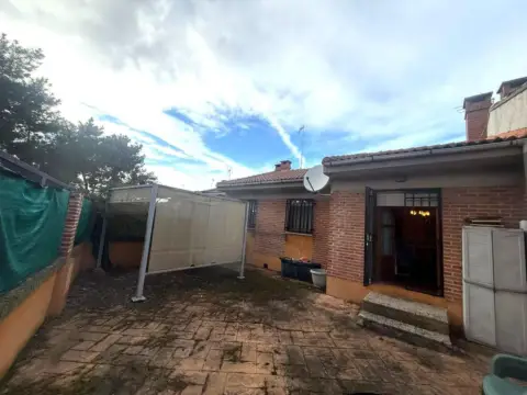 Casa adosada en calle Colonia Valpinos Ii