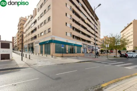Local comercial en Avenida de la Ilustración