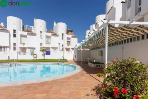 Casa adosada en Avenida de Salobreña