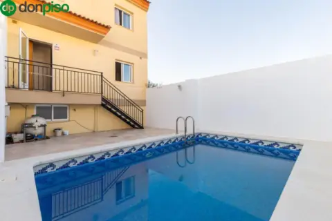 Casa adosada en calle de Almería, 17