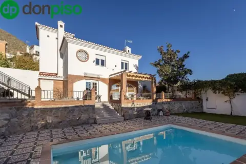 Chalet en calle Adelfas