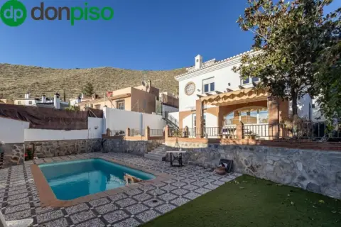 Chalet en calle Adelfas