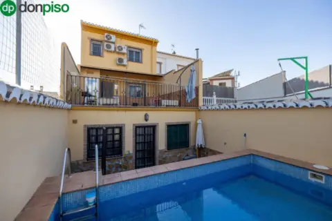 Casa adosada en calle Roble