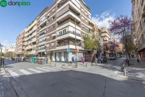 Local comercial en calle Mulhacén