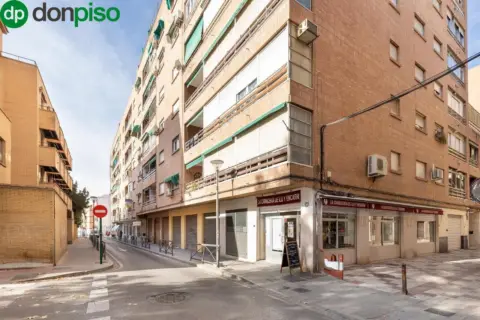Local comercial en calle Polo y Caña