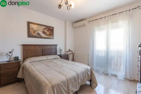 Casa adosada en Urbanización Bermejales