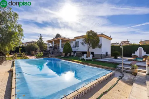 Chalet en Urbanización Alijares