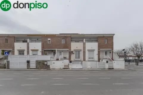 Casa adosada en Avenida de la Vega