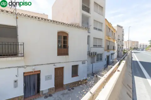 Casa adosada en calle La Mamola