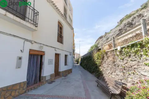 Casa adosada en calle La Mamola