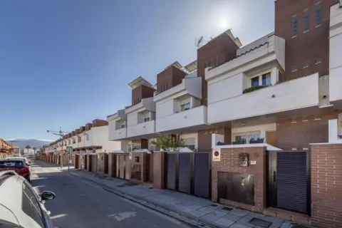 Casa adosada en calle de Colombia, 28