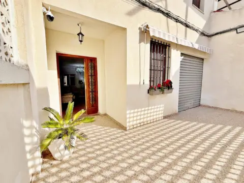 Casa adosada en calle de Tirant lo Blanc