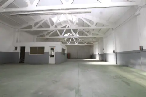 Nave industrial en calle de Teruel