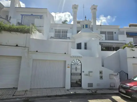 Casa adosada en calle de José Bergamín