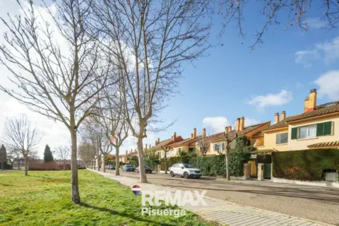 Casa adosada en calle de Francisco Zurbarán, 40
