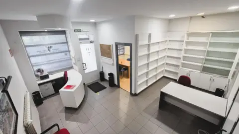 Local comercial en calle del Monasterio de Iharte, 2