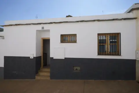 Casa adosada en calle Mariana Pineda, nº 2