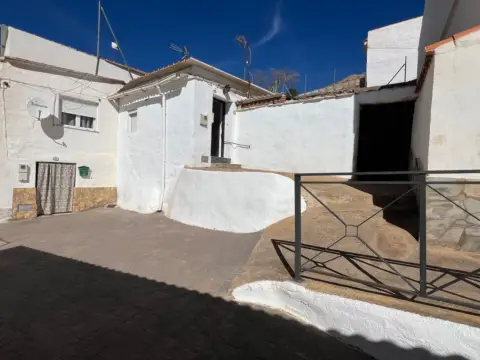 Casa adosada en calle Castillo Poniente, 8