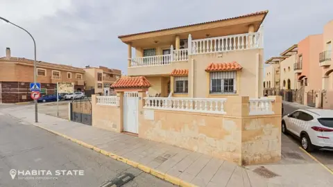Casa adosada en calle Plutón, 8