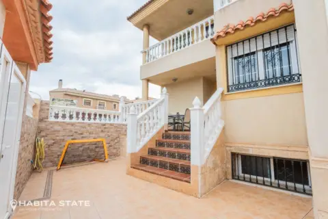 Casa adosada en calle Plutón, 8